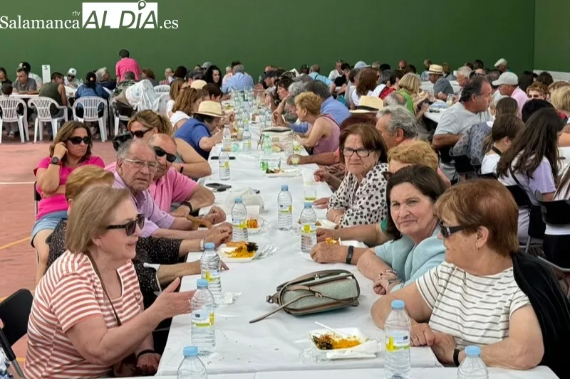 Foto 7 - La gran paellada de la I Fiesta de la Mancomunidad re&uacute;ne a cientos de personas alrededor de la mesa