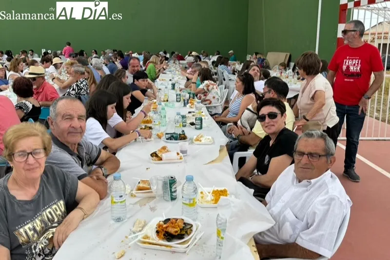 Foto 5 - La gran paellada de la I Fiesta de la Mancomunidad re&uacute;ne a cientos de personas alrededor de la mesa