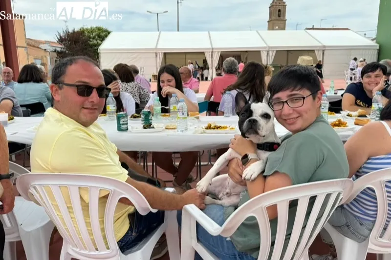 Foto 4 - La gran paellada de la I Fiesta de la Mancomunidad re&uacute;ne a cientos de personas alrededor de la mesa