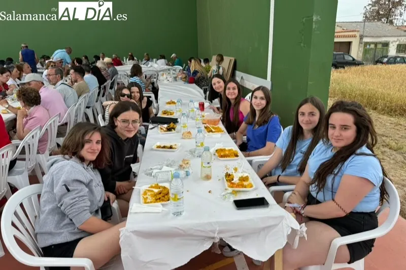 Foto 3 - La gran paellada de la I Fiesta de la Mancomunidad re&uacute;ne a cientos de personas alrededor de la mesa
