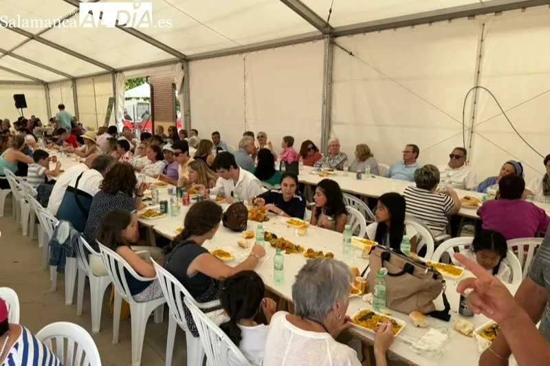 Foto 2 - La gran paellada de la I Fiesta de la Mancomunidad re&uacute;ne a cientos de personas alrededor de la mesa
