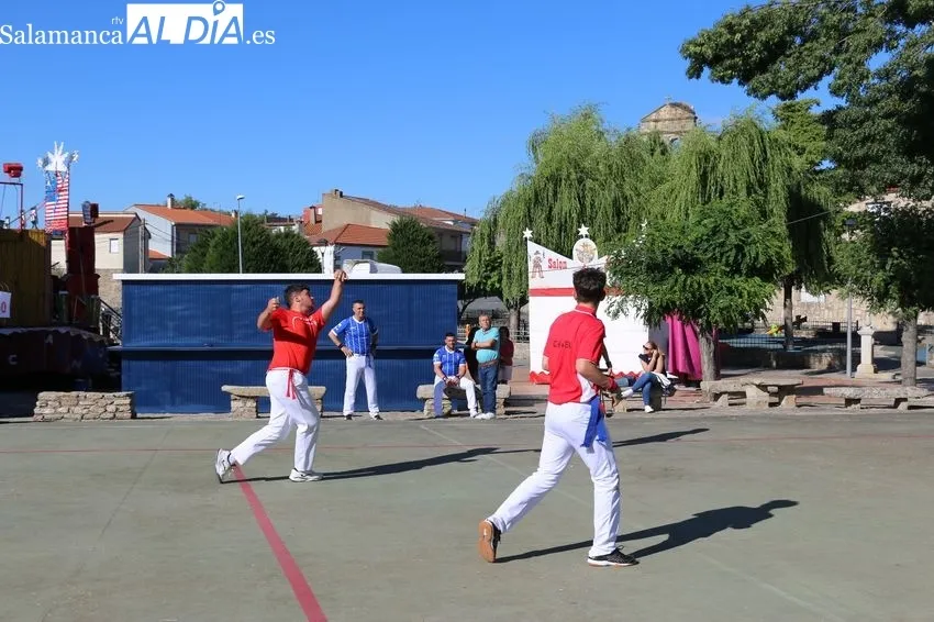 Tarde de pelota a mano en El Milano por las fiestas de San Antonio / CORRAL
