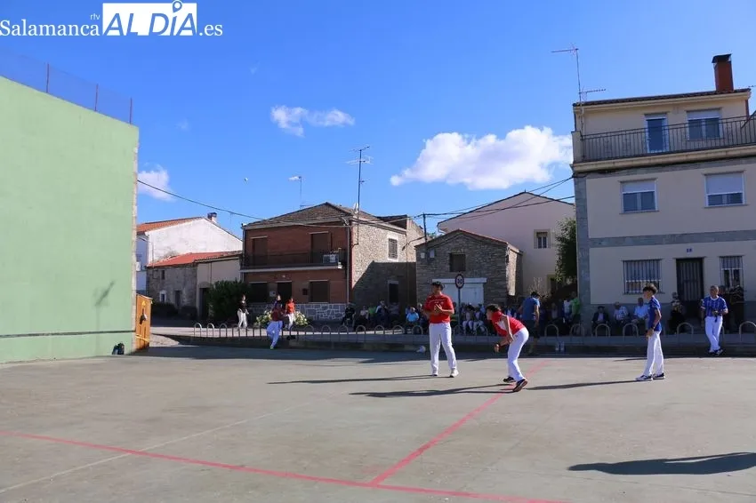 Tarde de pelota a mano en El Milano por las fiestas de San Antonio / CORRAL