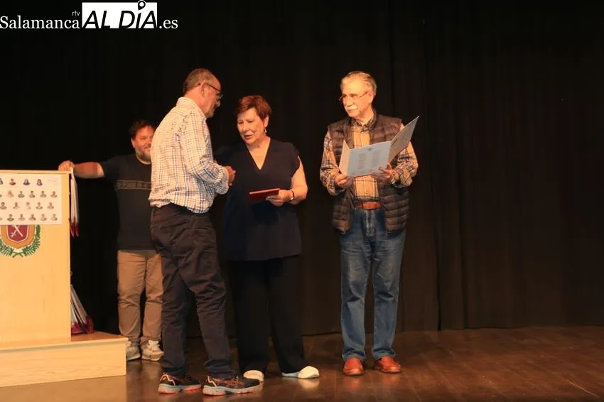 Entrega de becas, orlas y diplomas a usuarios de Asprodes de Vitigudino alumnos del programa UniverUsal: 'La Universidad inclusiva' / CORRAL