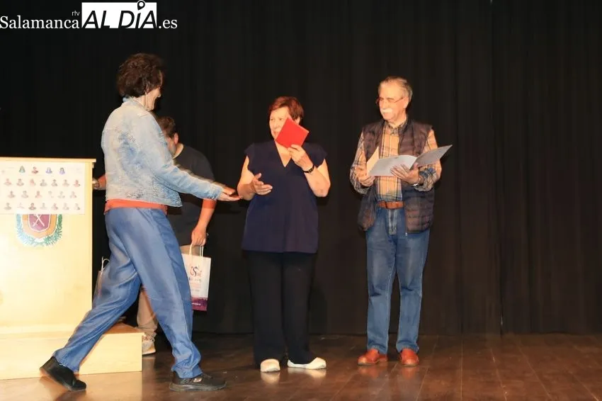 Entrega de becas, orlas y diplomas a usuarios de Asprodes de Vitigudino alumnos del programa UniverUsal: 'La Universidad inclusiva' / CORRAL