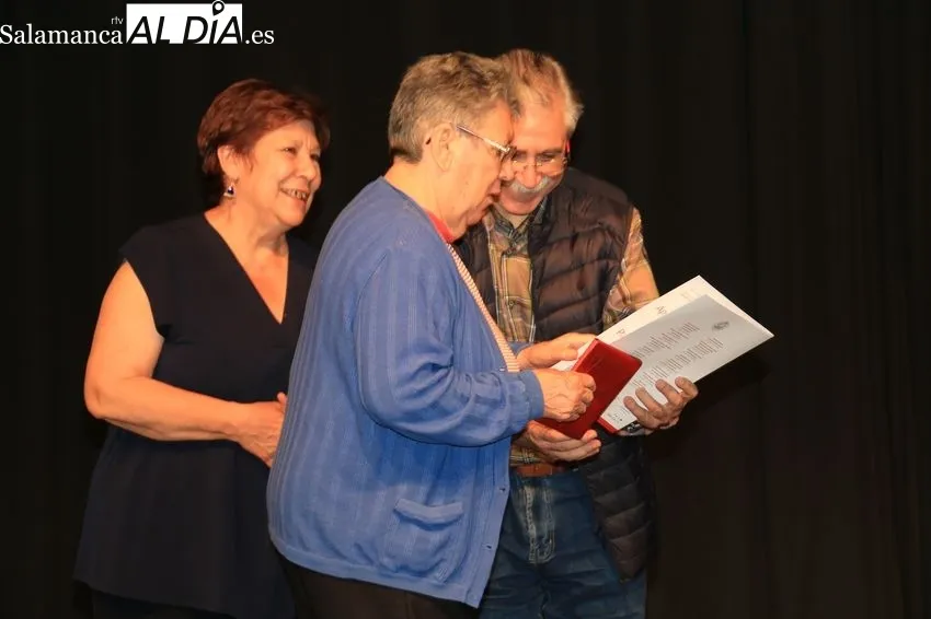 Entrega de becas, orlas y diplomas a usuarios de Asprodes de Vitigudino alumnos del programa UniverUsal: 'La Universidad inclusiva' / CORRAL
