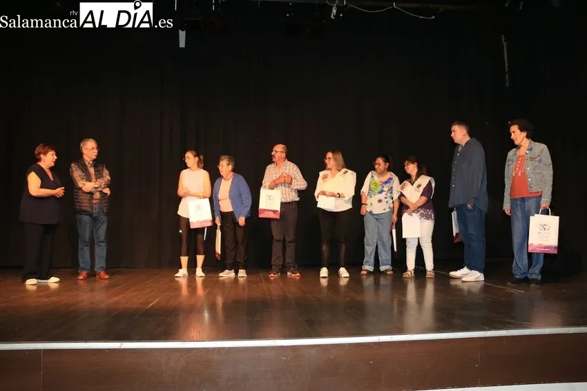 Entrega de becas, orlas y diplomas a usuarios de Asprodes de Vitigudino alumnos del programa UniverUsal: 'La Universidad inclusiva' / CORRAL