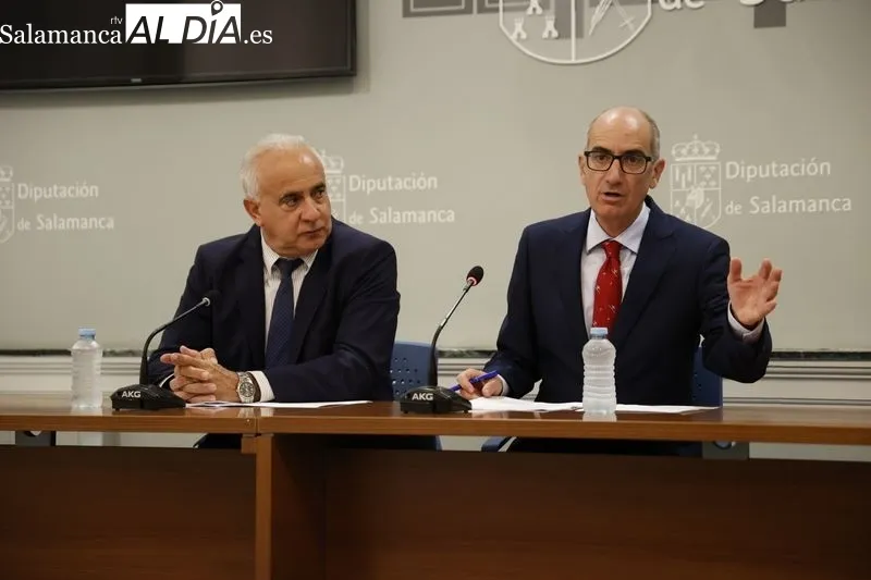 El presidente de la Diputación de Salamanca, Javier Iglesias, junto al diputado de Carreteras, Jesús María Ortiz. Foto: David Sañudo