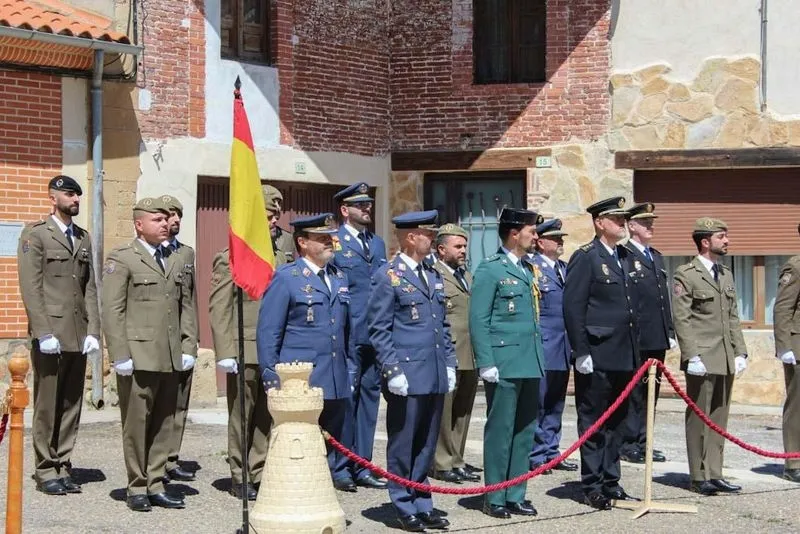 Izado de bandera en la plaza Alcalde Carlos Lobato, en La Vellés