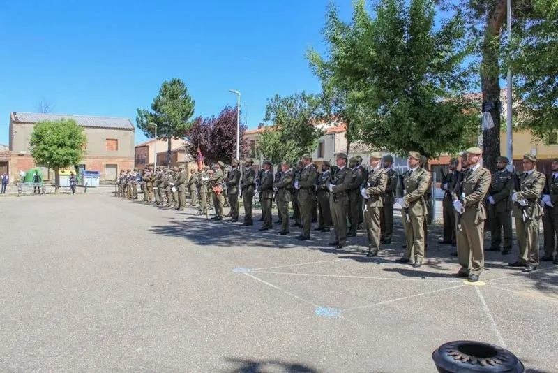 Izado de bandera en la plaza Alcalde Carlos Lobato, en La Vellés