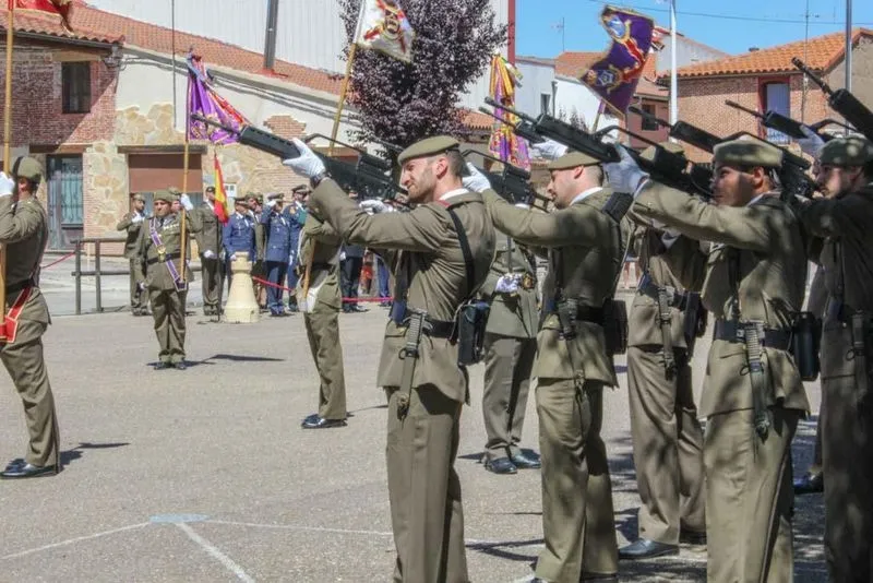 Izado de bandera en la plaza Alcalde Carlos Lobato, en La Vellés