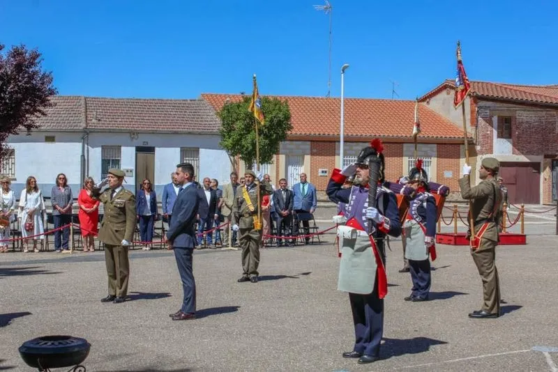 Izado de bandera en la plaza Alcalde Carlos Lobato, en La Vellés