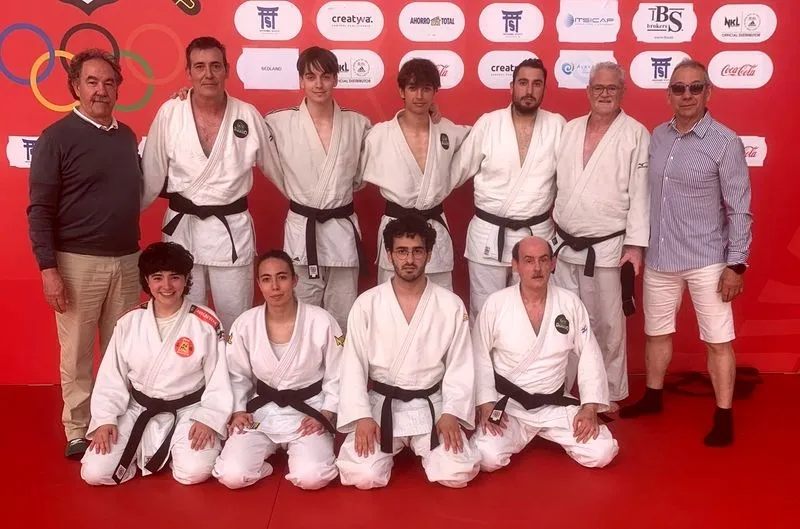 Deportistas del Gimnasio Kata han logrado pasar con éxitos los exámenes de primer y segundo DAN con la ayuda del maestro Javier Sanz Martín
