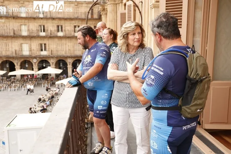 La concejala de Salud Pública, Vega Villar, recibe a los participantes de la marcha solidaria en bicicleta ‘Nos movemos en ruta contra el cáncer’. Fotos: David Sañudo