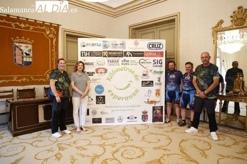 La concejala de Salud Pública, Vega Villar, recibe a los participantes de la marcha solidaria en bicicleta ‘Nos movemos en ruta contra el cáncer’. Fotos: David Sañudo