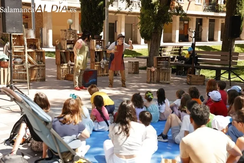 'Los cachivaches de don Baldomero' con Kamaru Teatro en la plaza de Barcelona. Fotos: David Sañudo