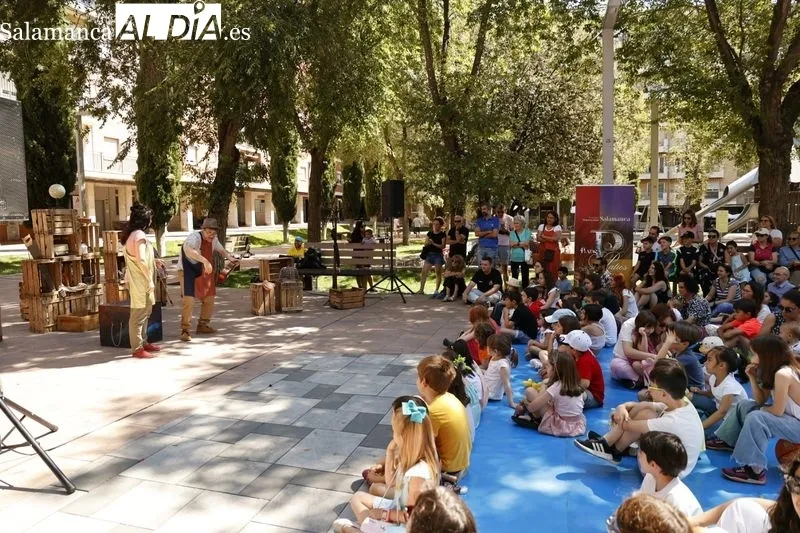 'Los cachivaches de don Baldomero' con Kamaru Teatro en la plaza de Barcelona. Fotos: David Sañudo