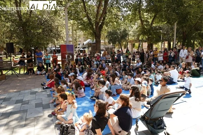 'Los cachivaches de don Baldomero' con Kamaru Teatro en la plaza de Barcelona. Fotos: David Sañudo