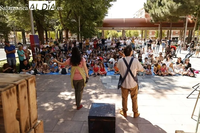 'Los cachivaches de don Baldomero' con Kamaru Teatro en la plaza de Barcelona. Fotos: David Sañudo