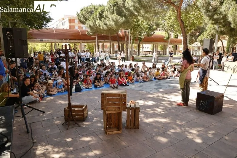 'Los cachivaches de don Baldomero' con Kamaru Teatro en la plaza de Barcelona. Fotos: David Sañudo