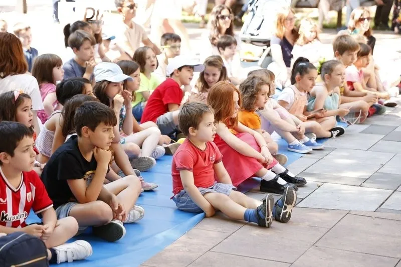 'Los cachivaches de don Baldomero' con Kamaru Teatro en la plaza de Barcelona. Fotos: David Sañudo