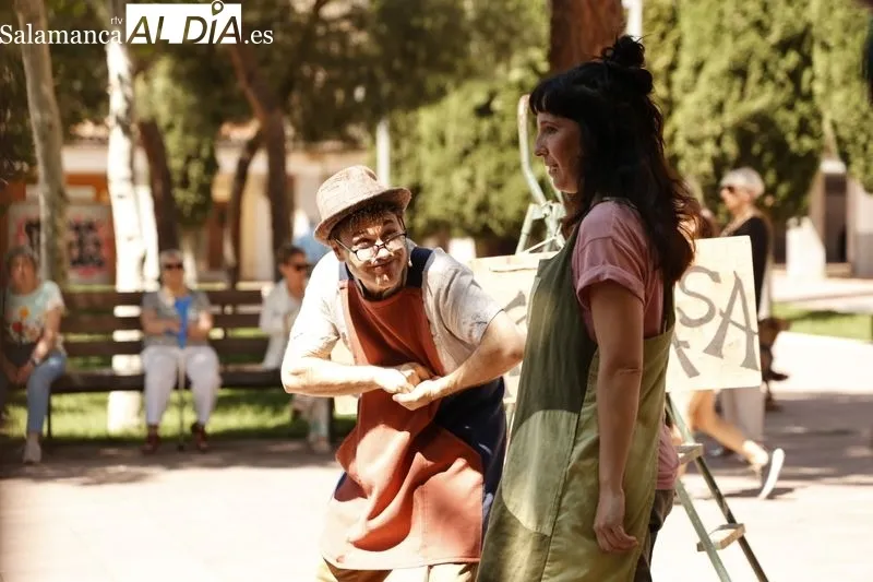 'Los cachivaches de don Baldomero' con Kamaru Teatro en la plaza de Barcelona. Fotos: David Sañudo
