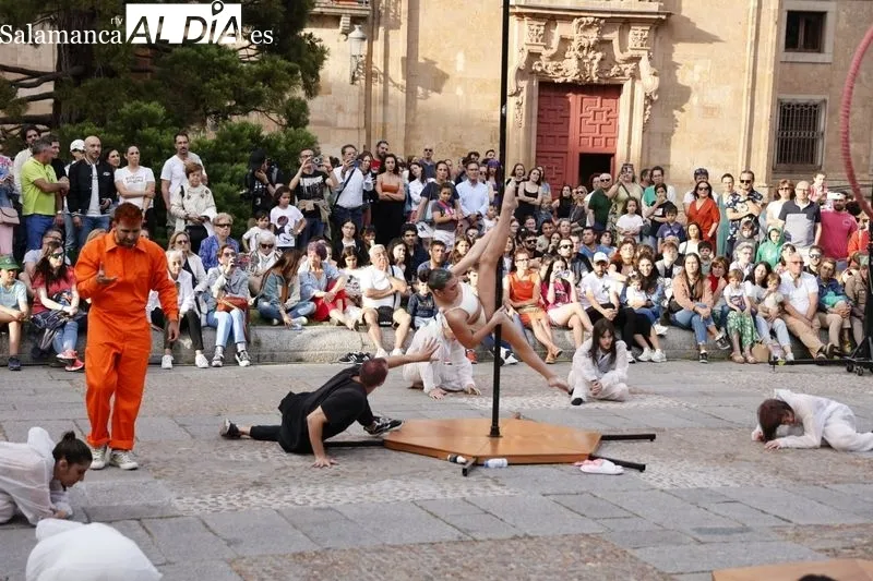 Meraki Circo Teatro y su espectáculo  'Almas de cristal' en la plaza de Anaya. Fotos: David Sañudo