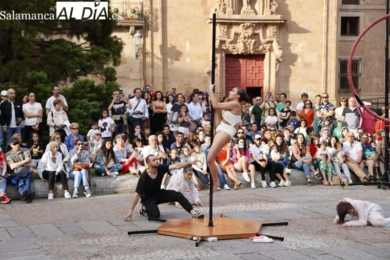 Meraki Circo Teatro y su espectáculo  'Almas de cristal' en la plaza de Anaya. Fotos: David Sañudo