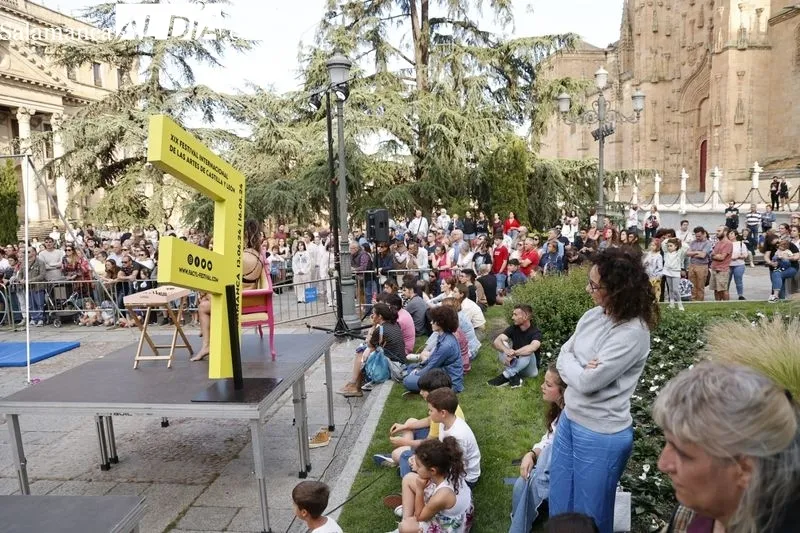 Meraki Circo Teatro y su espectáculo  'Almas de cristal' en la plaza de Anaya. Fotos: David Sañudo