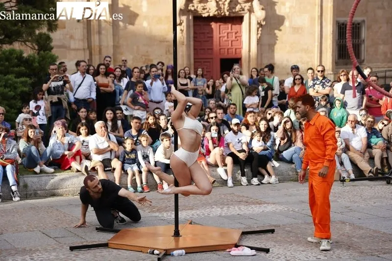 Meraki Circo Teatro y su espectáculo  'Almas de cristal' en la plaza de Anaya. Fotos: David Sañudo