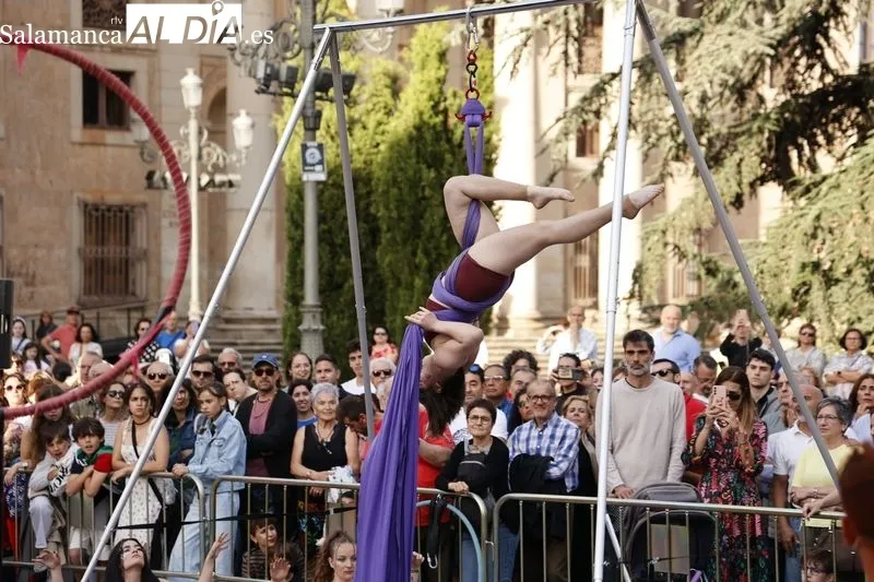 Meraki Circo Teatro y su espectáculo  'Almas de cristal' en la plaza de Anaya. Fotos: David Sañudo