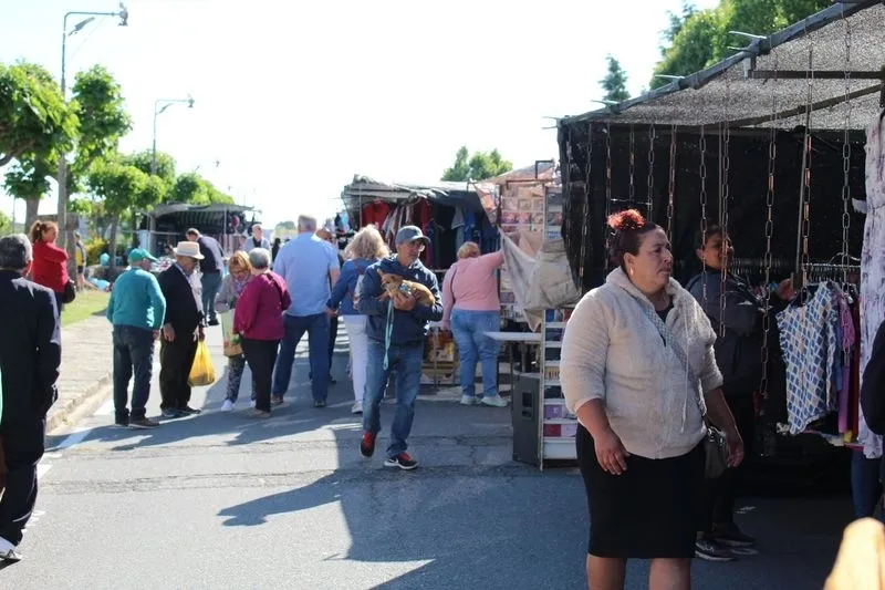 Foto 9 - El mercadillo de Trabanca anuncia la proximidad del verano con una buena afluencia de p&uacute;blico