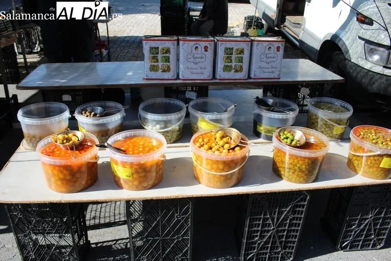 Foto 7 - El mercadillo de Trabanca anuncia la proximidad del verano con una buena afluencia de p&uacute;blico