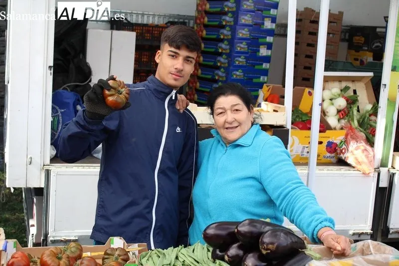 Foto 4 - El mercadillo de Trabanca anuncia la proximidad del verano con una buena afluencia de p&uacute;blico