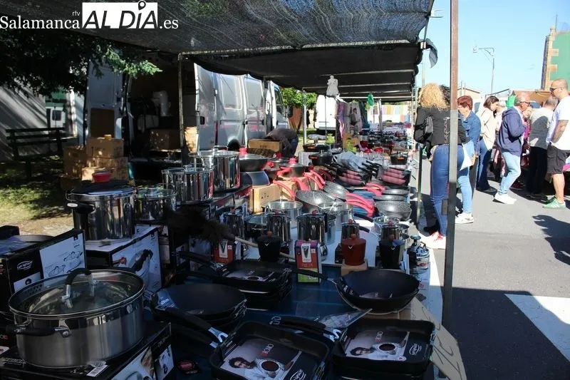 Foto 2 - El mercadillo de Trabanca anuncia la proximidad del verano con una buena afluencia de p&uacute;blico