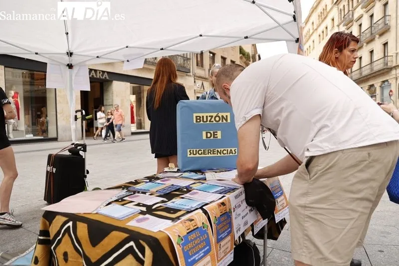 Mesa de la Vivienda organizada por colectivos salmantinos en la plaza del Liceo. Foto: David Sañudo