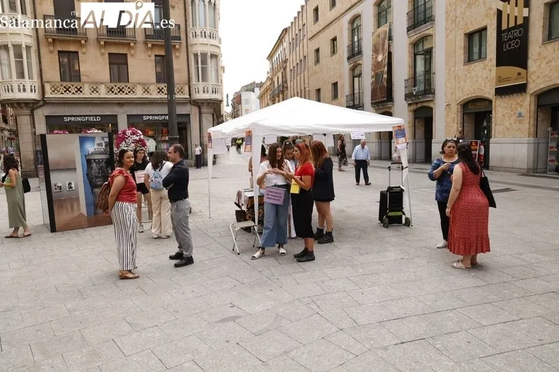 Mesa de la Vivienda organizada por colectivos salmantinos en la plaza del Liceo. Foto: David Sañudo