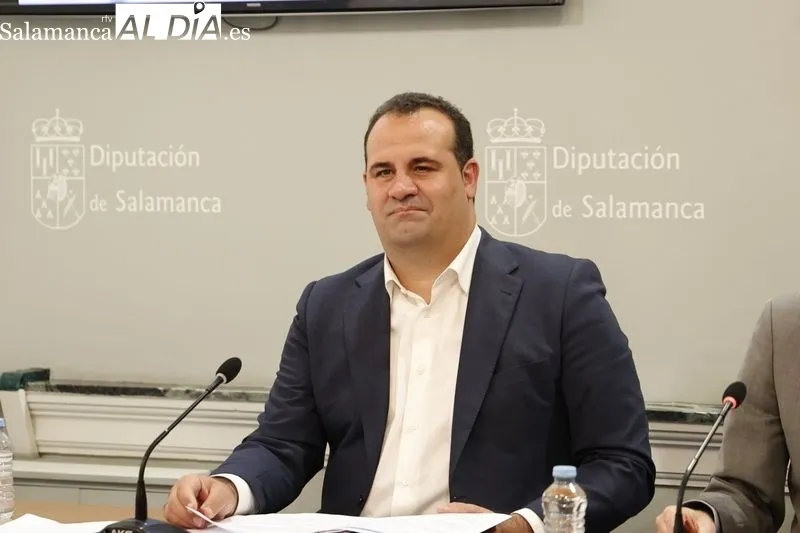 El presidente de la Diputación de Salamanca, Javier Iglesias, y el pintor, Florencio Maíllo, presentan la exposición 'Federico García Lorca. Salamanca'. Foto: David Sañudo