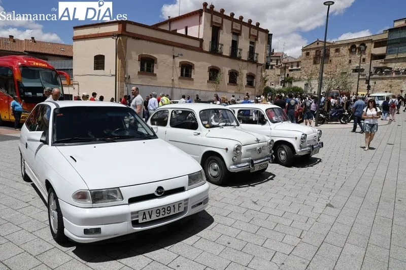 Los vehículos clásicos recorren Salamanca en la Operación Litro. Fotos: David Sañudo