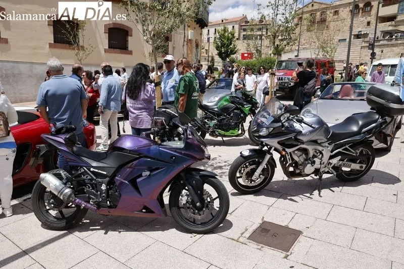 Los vehículos clásicos recorren Salamanca en la Operación Litro. Fotos: David Sañudo