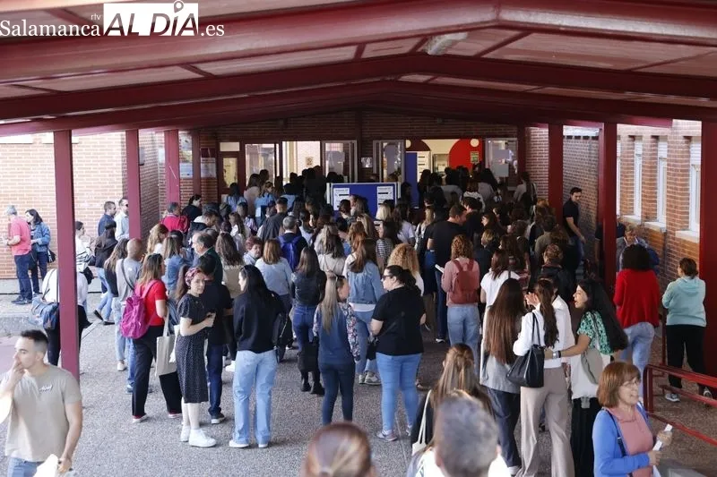 Ambiente a las puertas del IES Venancio Blanco de Salamanca antes del inicio de las oposiciones a profesores de Educación Infantil. Fotos: David Sañudo