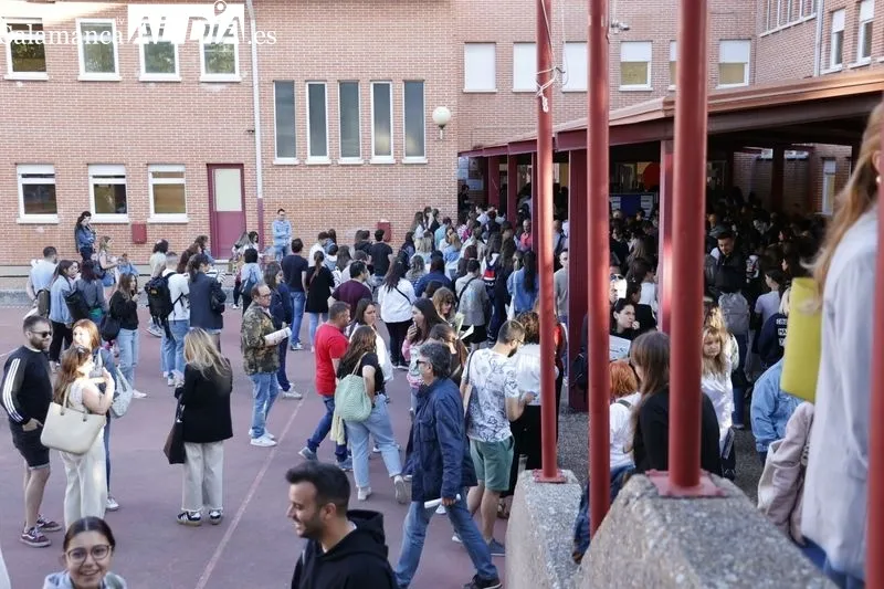 Ambiente a las puertas del IES Venancio Blanco de Salamanca antes del inicio de las oposiciones a profesores de Educación Infantil. Fotos: David Sañudo