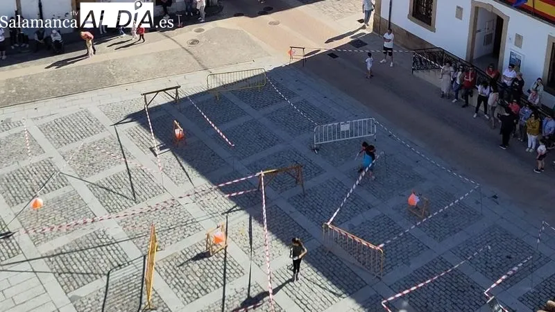 La prueba de orientación se celebró en el laberinto montado en la Plaza