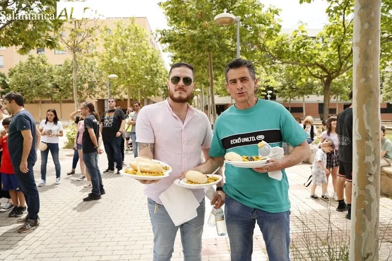 Paella popular por las fiestas de los barrios Teso-Zurguén. Fotos: David Sañudo