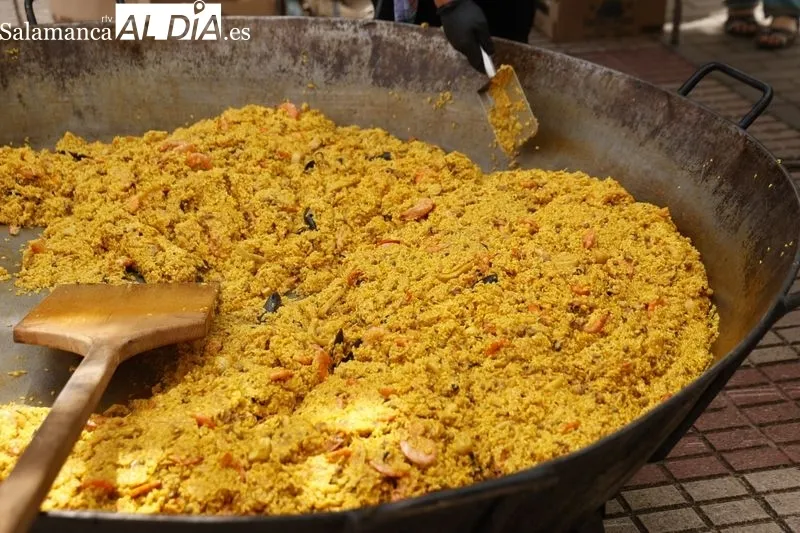Paella popular por las fiestas de los barrios Teso-Zurguén. Fotos: David Sañudo