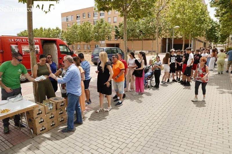 Paella popular por las fiestas de los barrios Teso-Zurguén. Fotos: David Sañudo