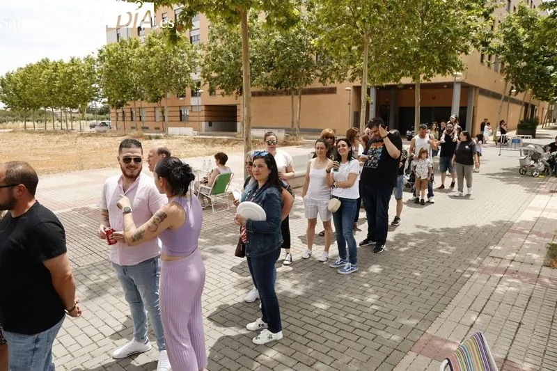 Paella popular por las fiestas de los barrios Teso-Zurguén. Fotos: David Sañudo