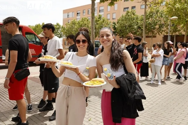 Paella popular por las fiestas de los barrios Teso-Zurguén. Fotos: David Sañudo