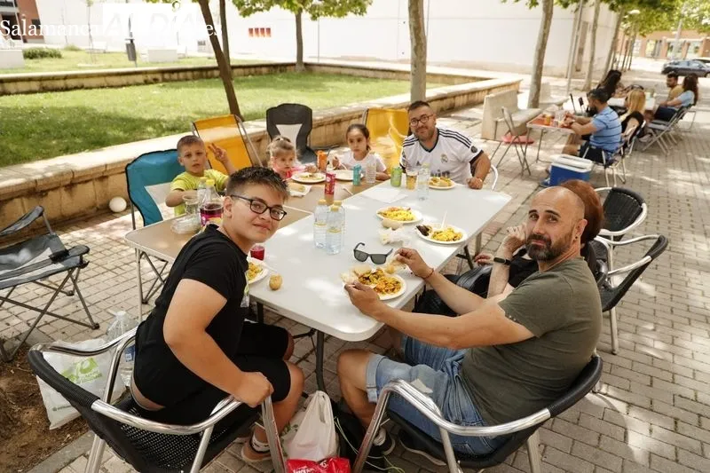 Paella popular por las fiestas de los barrios Teso-Zurguén. Fotos: David Sañudo