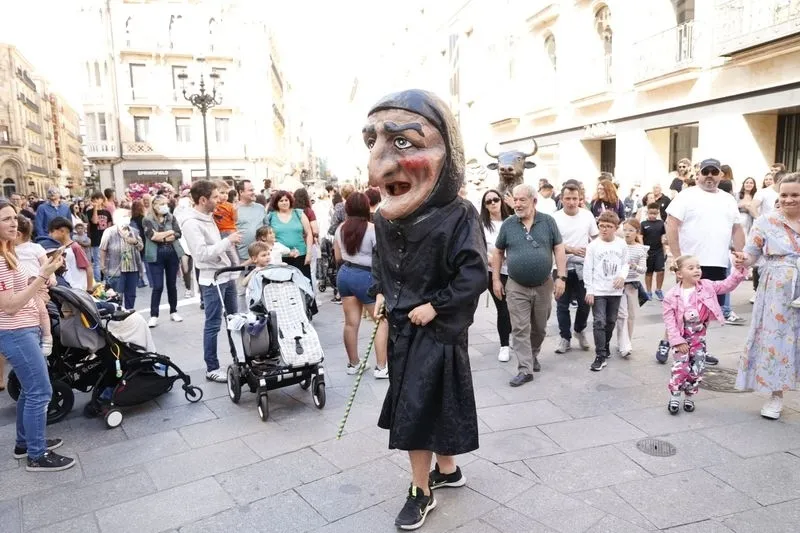 Gigantes y cabezudos animan el centro de Salamanca. Fotos: David Sañudo